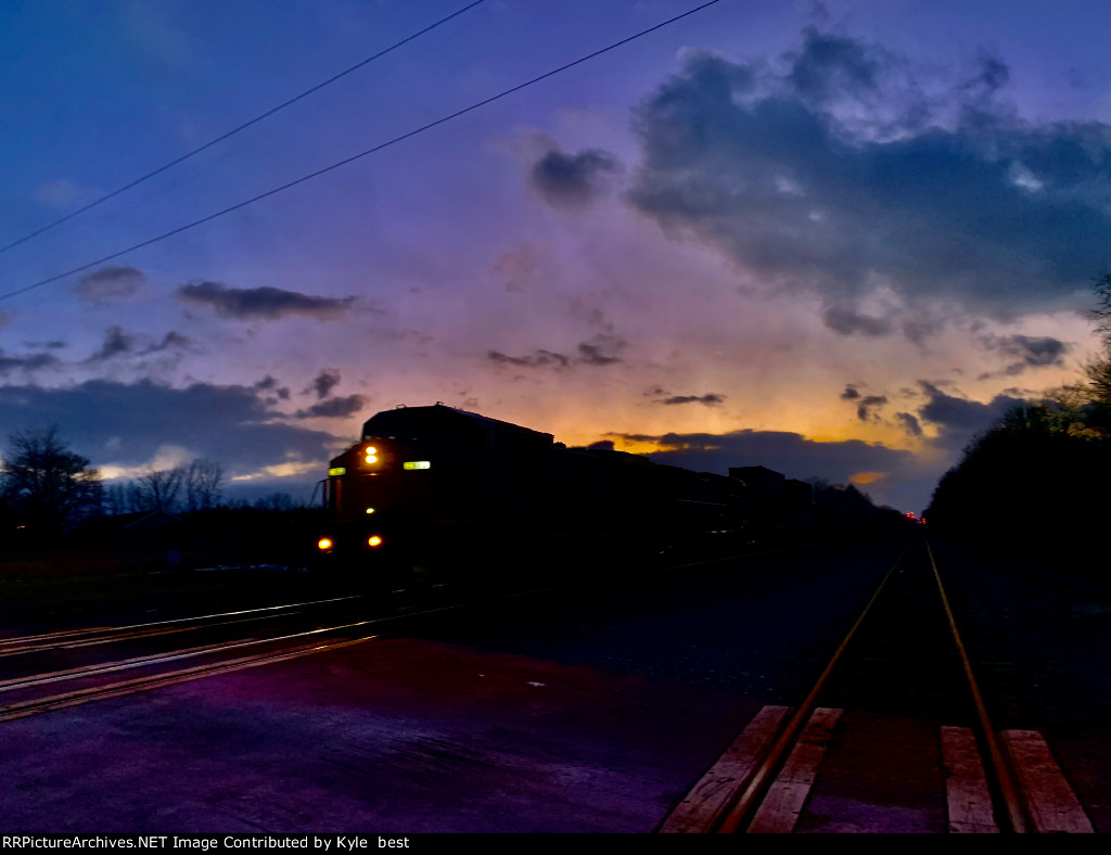 CSX 7883 on I008